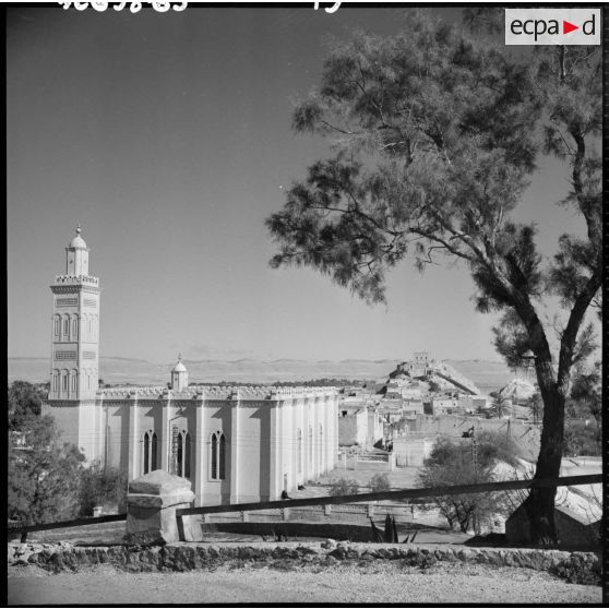 Bâtiment religieux dans une ville.