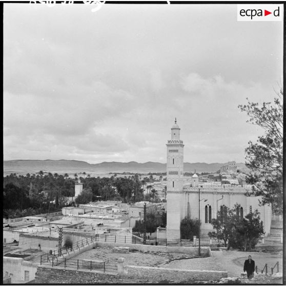 Vue d'une ville avec une église.