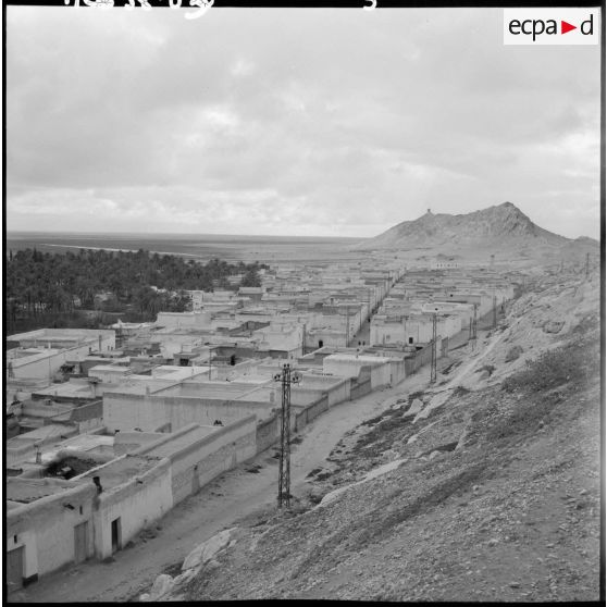 Vue d'une ville dans le désert.