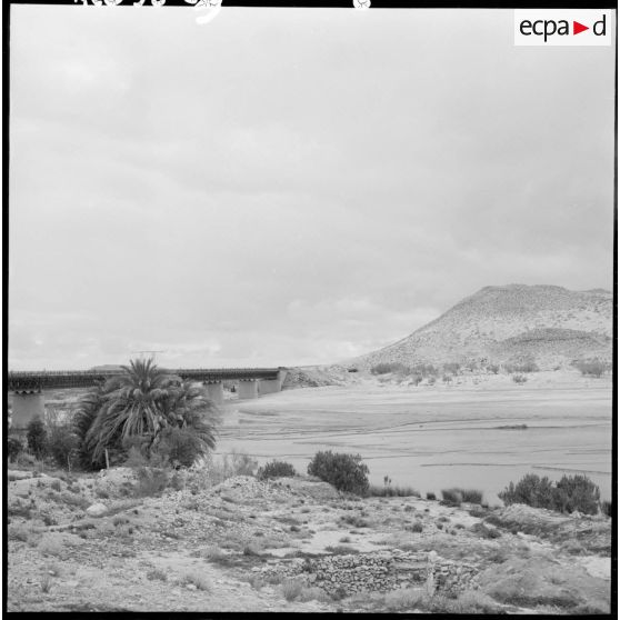 Un pont sur un fleuve.