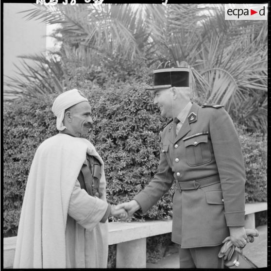 Un officier supérieur salue une personnalité locale.