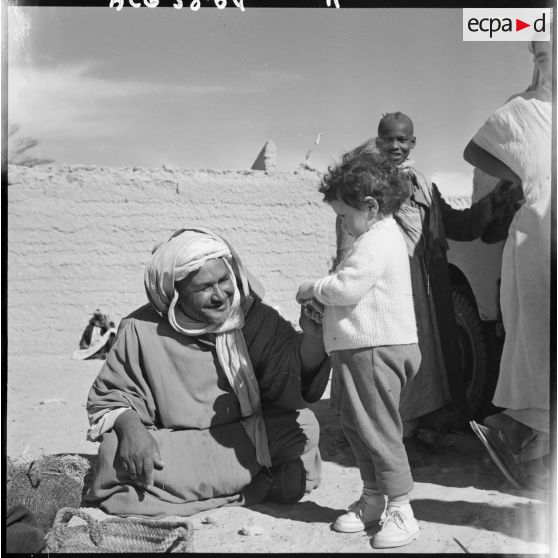 La fille du lieutenant Rémy en compagnie des habitants de Bini Illou.