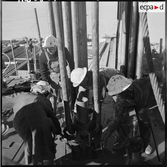 L’équipe de jour travaille sur un forage de pétrole près de Reggane.