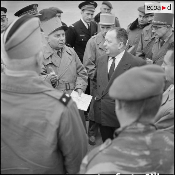 Robert Lacoste, ministre de l’Algérie, en discussion avec le général Vanuxem, commandant la zone est du Constantinois, sur l’aérodrome de Guelma.