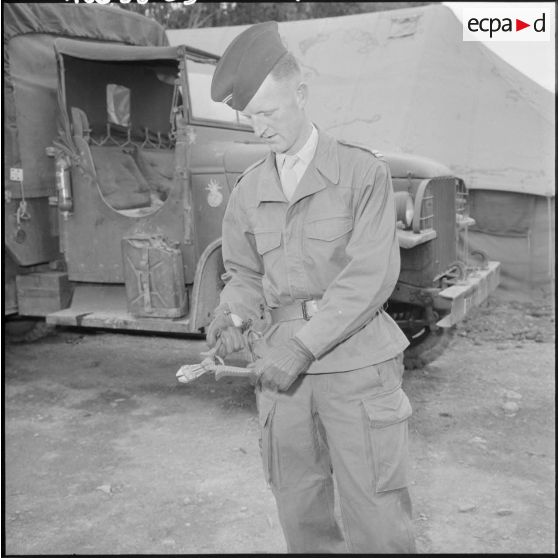 Démonstration de l’utilisation d’une pince par un officier du 1er régiment de spahis algériens (1er RSA).