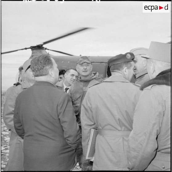 Robert Lacoste, ministre de l’Algérie, reçu par le colonel Bigeard, commandant le 3e régiment de parachutistes coloniaux (3e RPC) lors de sa visite dans l’est constantinois.