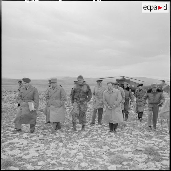 Robert Lacoste, ministre de l’Algérie, reçu par le colonel Bigeard, commandant le 3e régiment de parachutistes coloniaux (3e RPC), lors de sa visite dans l’est constantinois.