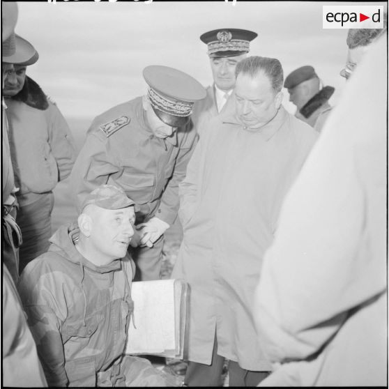 Le colonel Bigeard, commandant le 3e régiment de parachutistes coloniaux (3e RPC), lors de la visite de Robert Lacoste, ministre de l’Algérie, dans l’est constantinois.