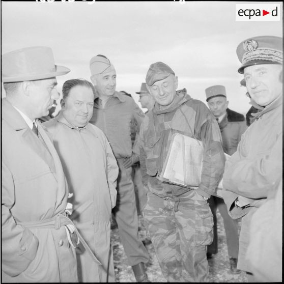 Le colonel Bigeard, commandant le 3e régiment de parachutistes coloniaux (3e RPC), lors de la visite de Robert Lacoste, ministre de l’Algérie, dans l’est constantinois.
