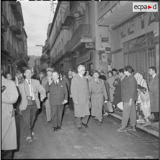 Robert Lacoste, ministre de l’Algérie, et sa délégation, lors de sa visite à Constantine.