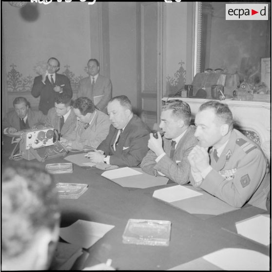 Conférence de presse de Robert Lacoste, ministre de l’Algérie, dans les salons de la préfecture à Constantine.
