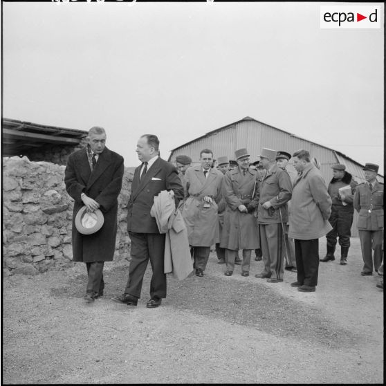 Robert Lacoste, ministre de l’Algérie, en visite à Souk-Ahras, dans l’est constantinois.