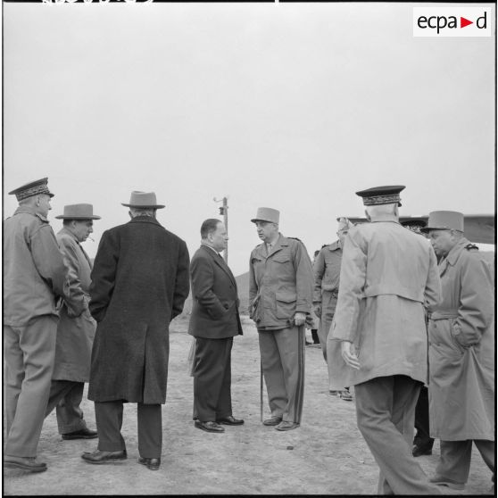 Robert Lacoste, ministre de l’Algérie, en discussion avec le général Vallinger à Souk-Ahras lors de sa visite dans l’est constantinois.