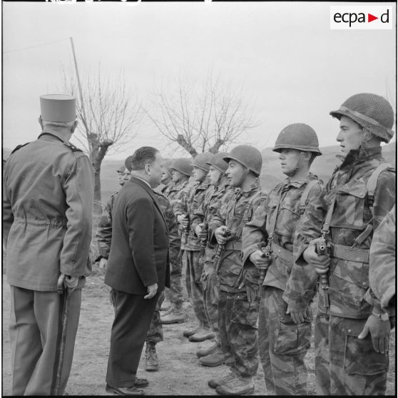 Robert Lacoste, ministre de l’Algérie, visite les parachutistes du 9e régiment de chasseurs parachutistes (9e RCP) lors de sa visite dans l’est constantinois.
