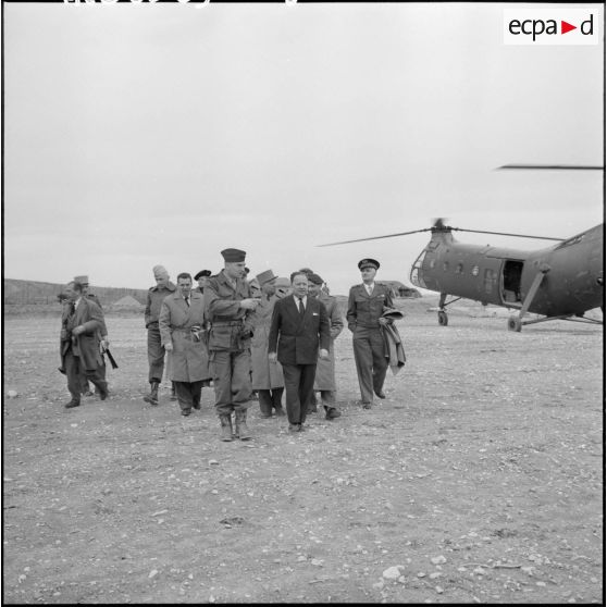Arrivée de Robert Lacoste, ministre de l’Algérie, à Oued Keberit, où il est reçu par le colonel Bonnot, commandant le 1er régiment de spahis algériens (1er RSA)