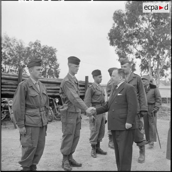Robert Lacoste, ministre de l’Algérie, passe en revue les éléments du 1er régiment de spahis algériens (1er RSA) lors de sa visite à Oued Keberit dans l’est constantinois.
