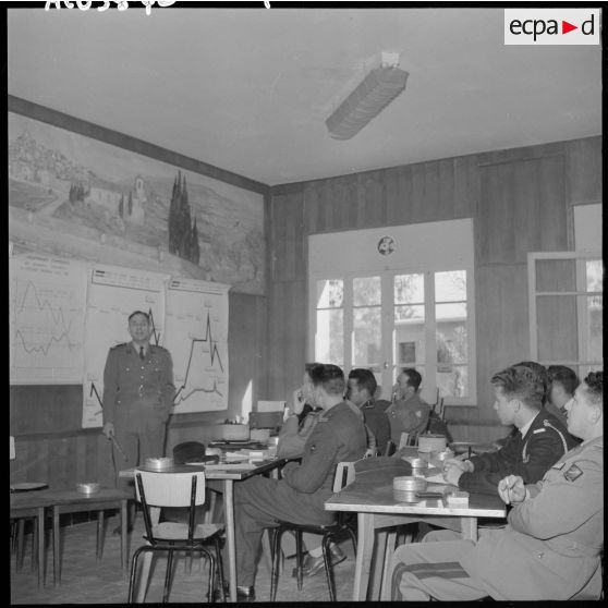 Le colonel Goussault, chef du 5e bureau de la 10e région militaire (10e RM), s’adresse aux officiers stagiaires du Cap Matifou.