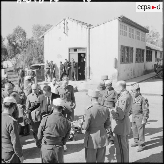 Les généraux Allard et Nogues lors du méchoui de l’école nationale professionnelle d’aviation (ENPA) du Cap Matifou.