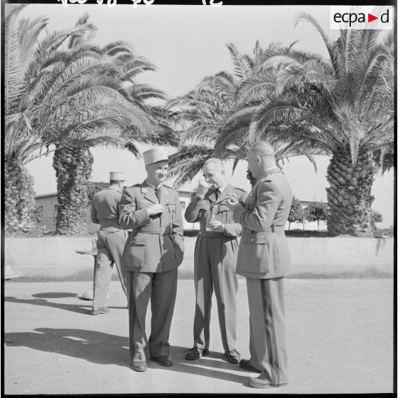 Officiers, dont le  lieutenant-colonel Faugas, lors du méchoui de l’école nationale professionnelle d’aviation (ENPA) du Cap Matifou.