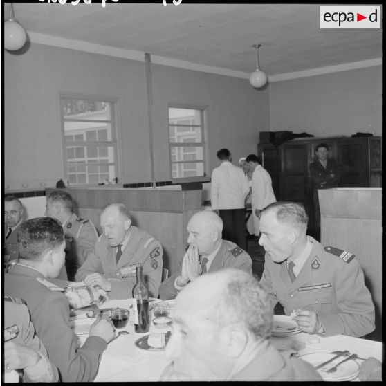 Les généraux Allard et Nogues et le colonel Goussault pendant le repas à l’école nationale professionnelle d’aviation (ENPA) du Cap Matifou.
