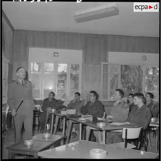 Le colonel Goussault, chef du 5e bureau de la 10e région militaire (10e RM), s’adresse aux officiers stagiaires du Cap Matifou.