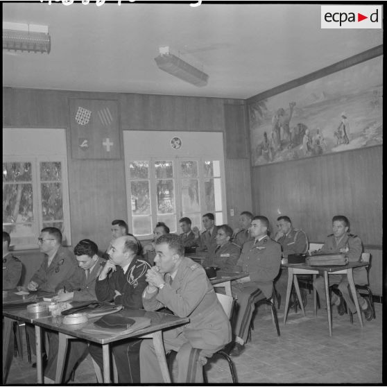 Les officiers stagiaires de l’école nationale professionnelle d’aviation (ENPA) du Cap Matifou à l'écoute à propos de la situation en Algérie.