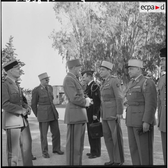Les officiers stagiaires de l’école nationale professionnelle d’aviation (ENPA) du Cap Matifou sont présentés au général Allard par le colonel Goussault.
