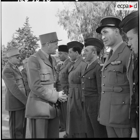 Les officiers stagiaires de l’école nationale professionnelle d’aviation (ENPA) du Cap Matifou sont présentés au général Allard par le colonel Goussault.