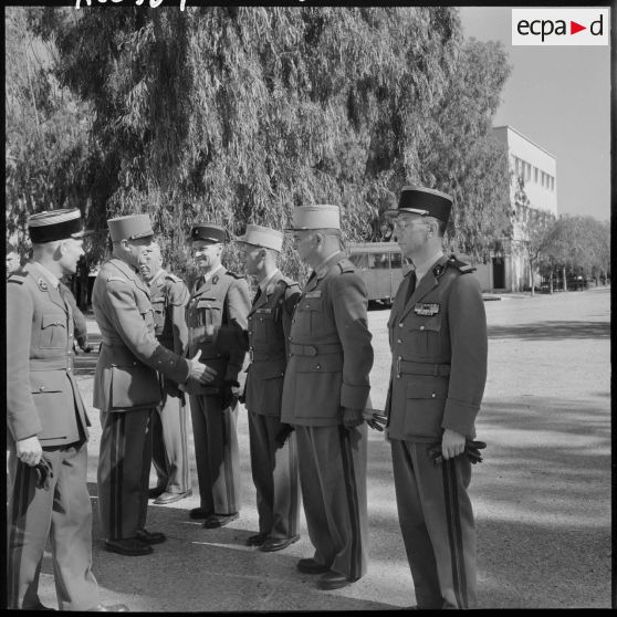 Les officiers stagiaires de l’école nationale professionnelle d’aviation (ENPA) du Cap Matifou sont présentés au général Allard par le colonel Goussault.