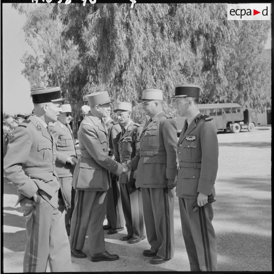 Les officiers stagiaires de l’école nationale professionnelle d’aviation (ENPA) du Cap Matifou sont présentés au général Allard par le colonel Goussault.