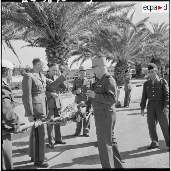 Les généraux Allard et Nogues lors du méchoui de l’école nationale professionnelle d’aviation (ENPA) du Cap Matifou.