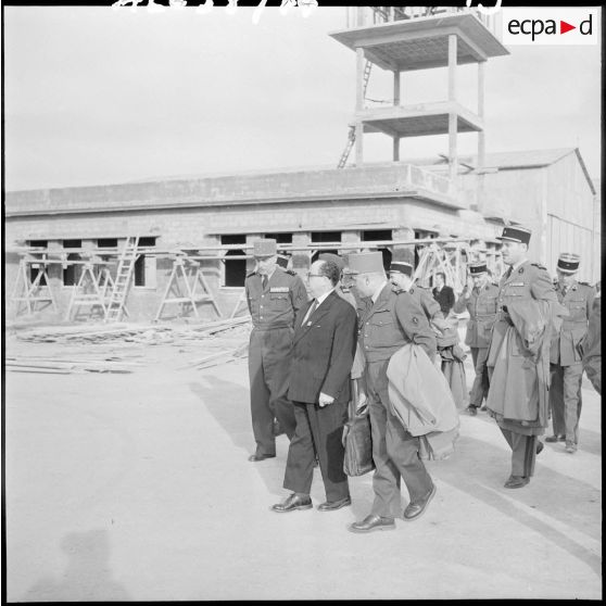 Arrivée de Pierre Métayer, secrétaire d’État aux forces de l'armée de terre, sur la base aérienne de La Senia.