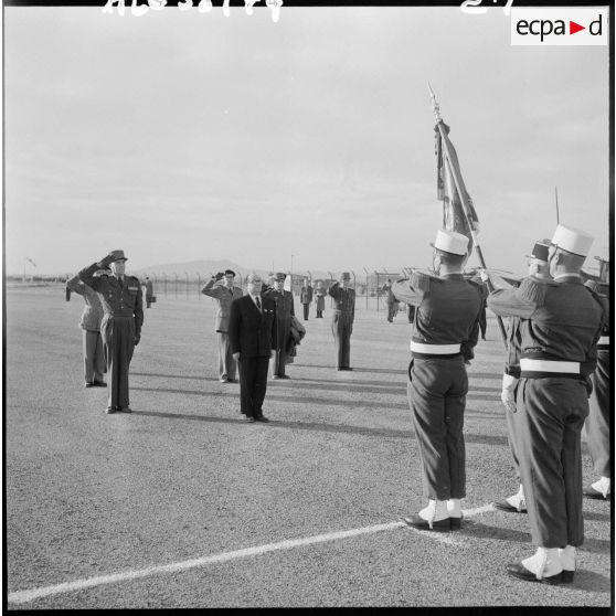 Pierre Métayer, secrétaire d’État aux forces de l'armée de terre, accompagné du général Geneste, passe les troupes en revue sur la base aérienne de La Senia.