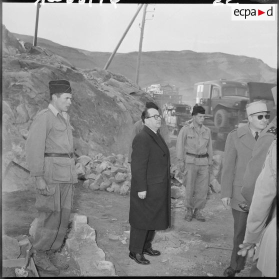 Pierre Métayer, secrétaire d’État aux forces de l'armée de terre, visite un chantier.