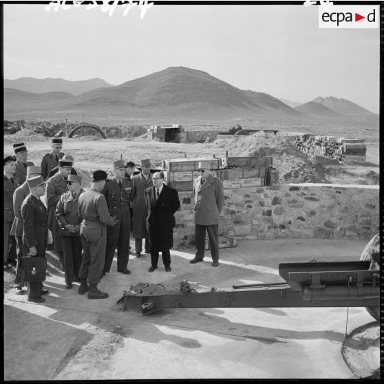 Pierre Métayer, secrétaire d’État aux forces de l'armée de terre, visite un chantier.