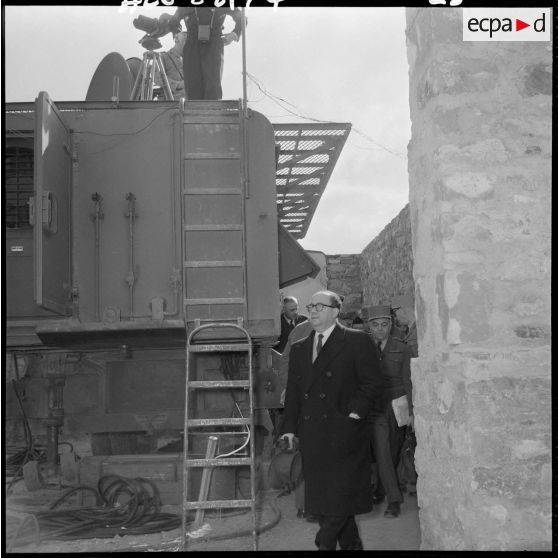 Pierre Métayer, secrétaire d’État aux forces de l'armée de terre, visite un chantier.