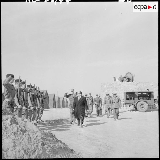 Pierre Métayer, secrétaire d’État aux forces de l'armée de terre, accompagné du général Geneste, passe les troupes en revue.