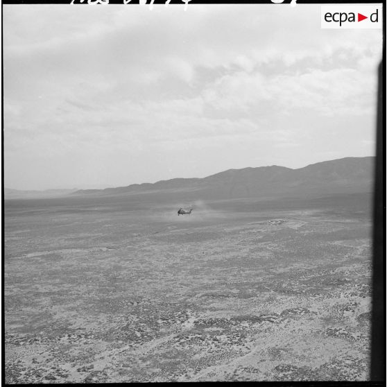 Atterrissage de l’hélicoptère qui transporte le secrétaire d’État aux forces de l'armée de terre, Pierre Métayer.