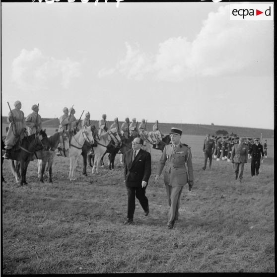 Pierre Métayer, secrétaire d’État aux forces de l'armée de terre, accompagné du général Geneste, passe les troupes en revue.