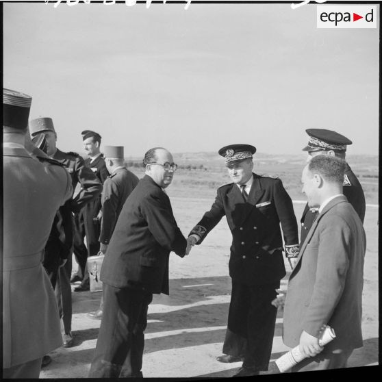 Pierre Métayer, secrétaire d’État aux forces de l'armée de terre, salue des officiers.