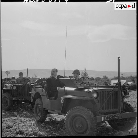 Pierre Métayer, secrétaire d’État aux forces de l'armée de terre, dans une Jeep.