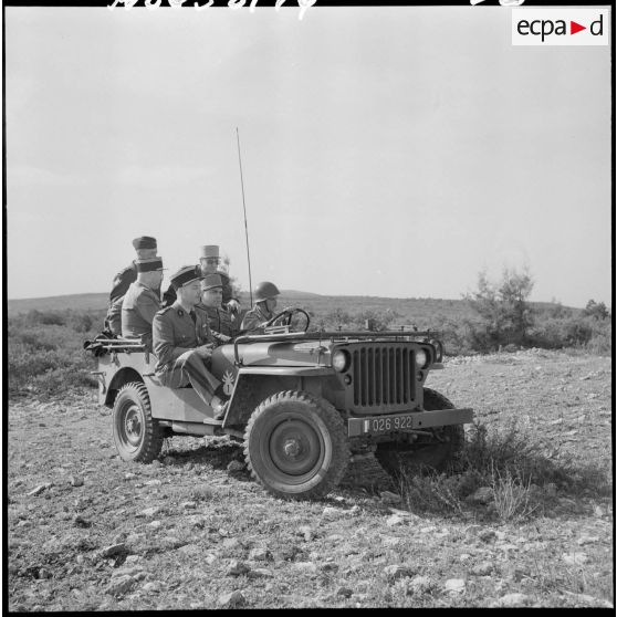 Le général Geneste, qui accompagne Pierre Métayer, secrétaire d’État aux forces de l'armée de terre, dans une Jeep.