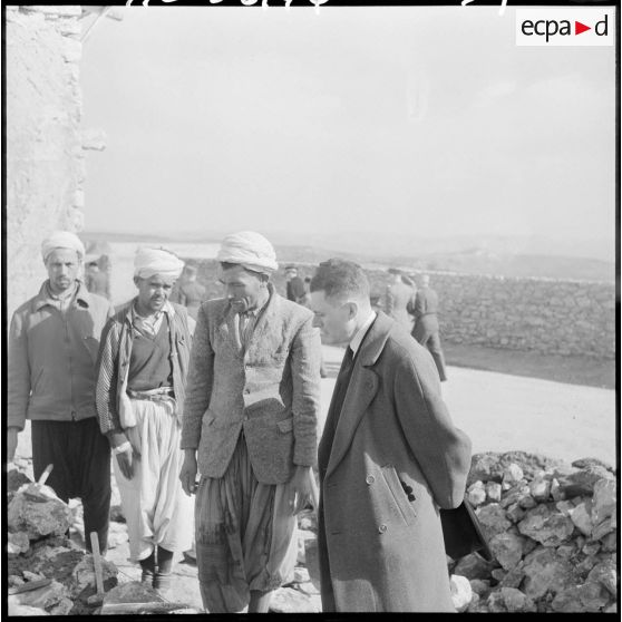 Un groupe d’hommes lors de l'inspection d'un chantier.