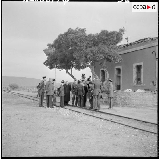 Pierre Métayer, secrétaire d’État aux forces de l'armée de terre, avec un groupe d’officiers sur une voie ferrée.