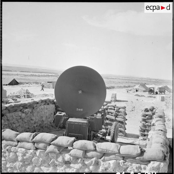 Une installation radar dans le désert.
