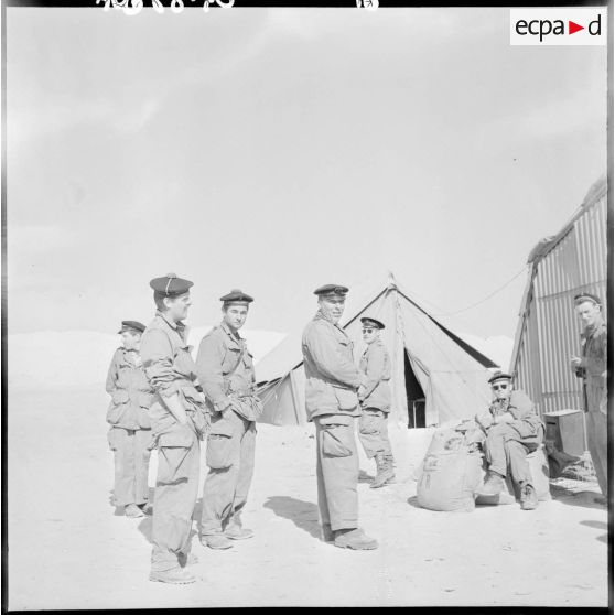 Marins devant une tente.