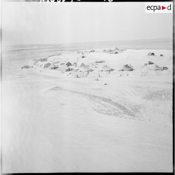 Vue aérienne d'un campement dans le désert.