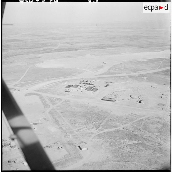 Vue aérienne d'un campement dans le désert.