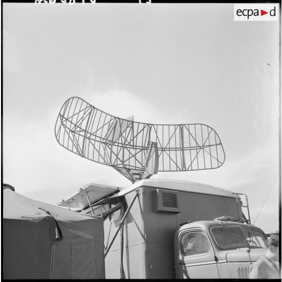 Une antenne radar sur un camion.