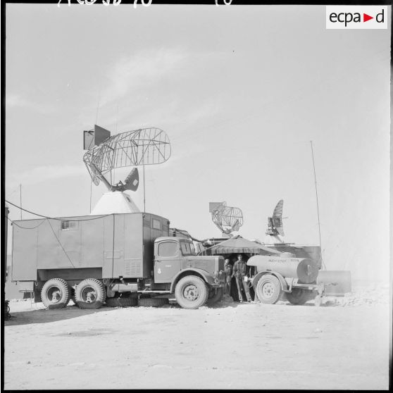 Antennes radar sur camions.